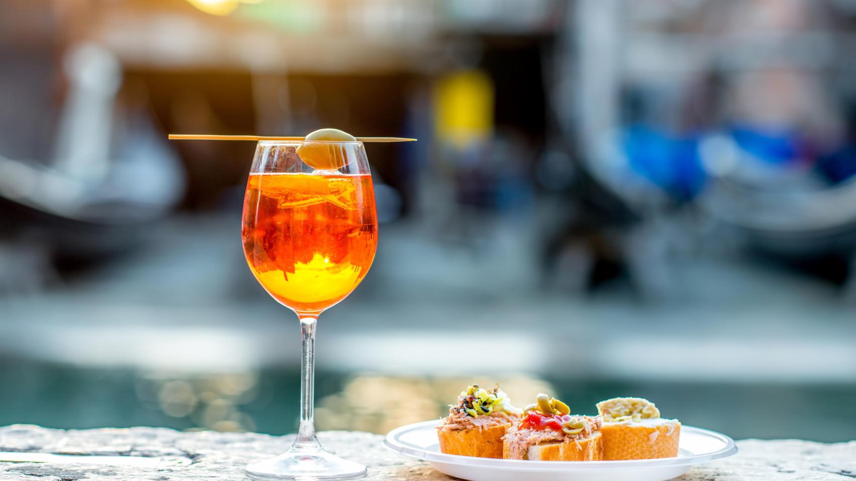 Aperitivo con Aperol Spritz y unos tentempiés