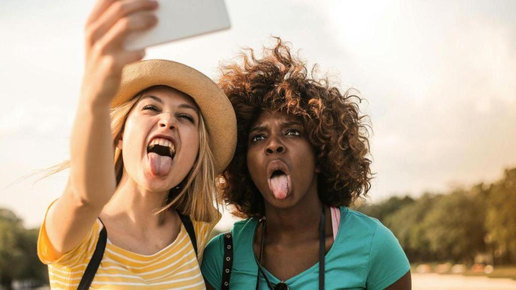 Turistas haciéndose un selfie | PEXELS