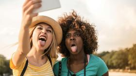 Turistas haciéndose un selfie | PEXELS