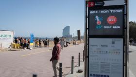 Aviso de calor en una marquesina en la Barceloneta, Barcelona