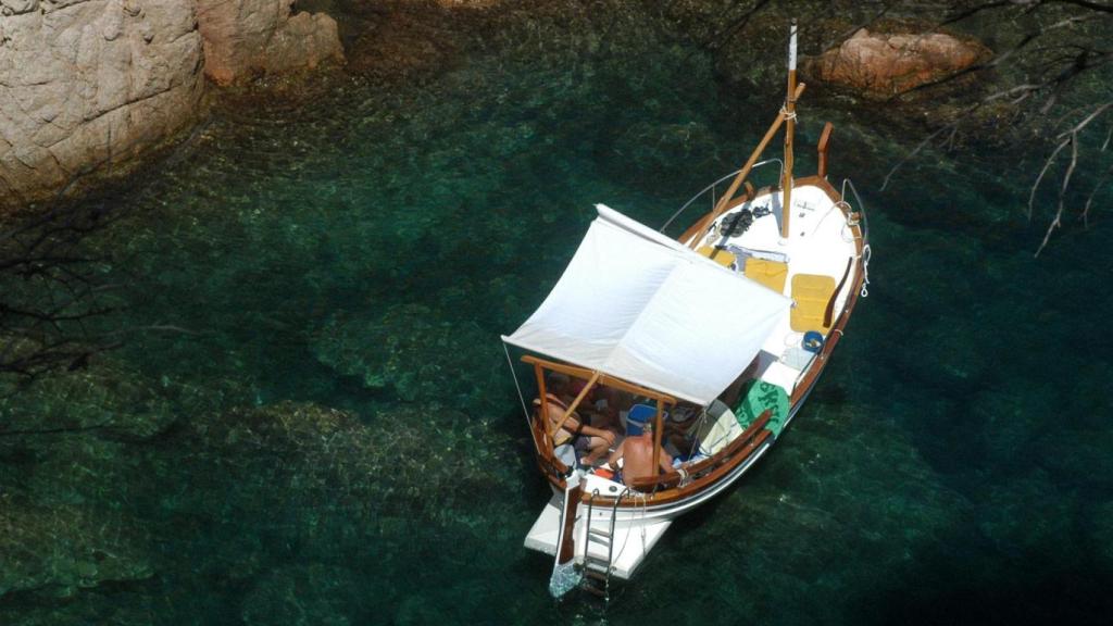 Una barca en una cala de Palafrugell | TURISME PALAFRUGELL