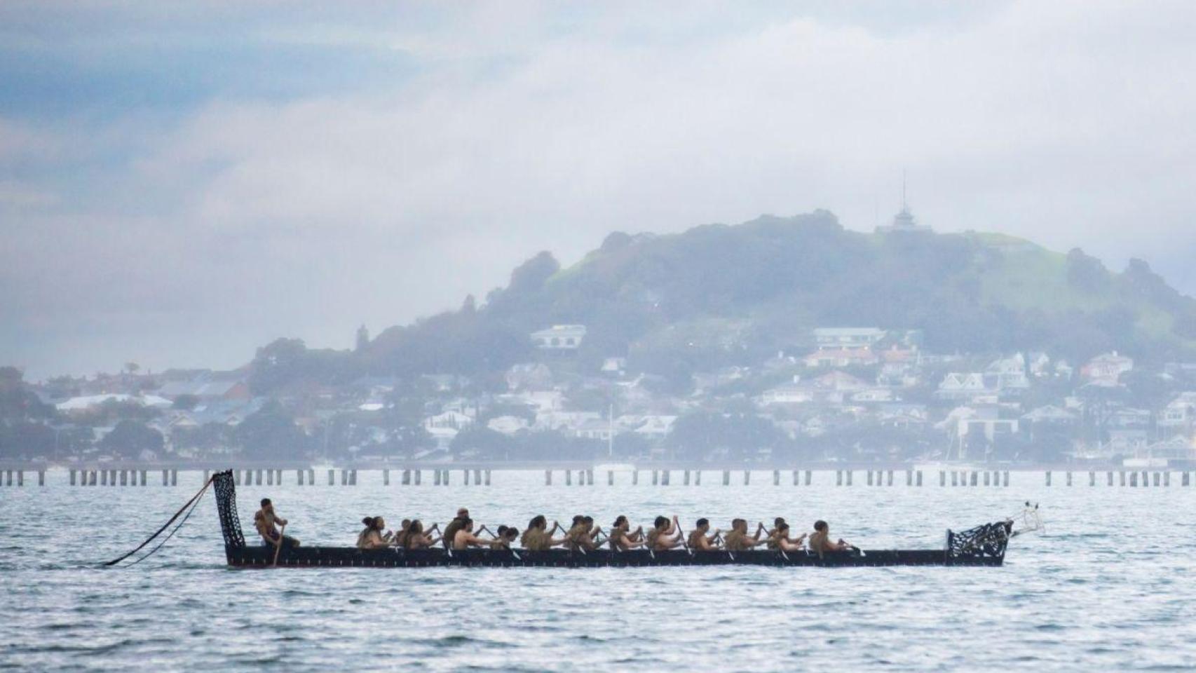 La canoa 'Te Kawau' que 'escoltará' a Emirates team New Zealand durante la Copa América de vela