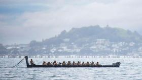 La canoa 'Te Kawau' que 'escoltará' a Emirates team New Zealand durante la Copa América de vela