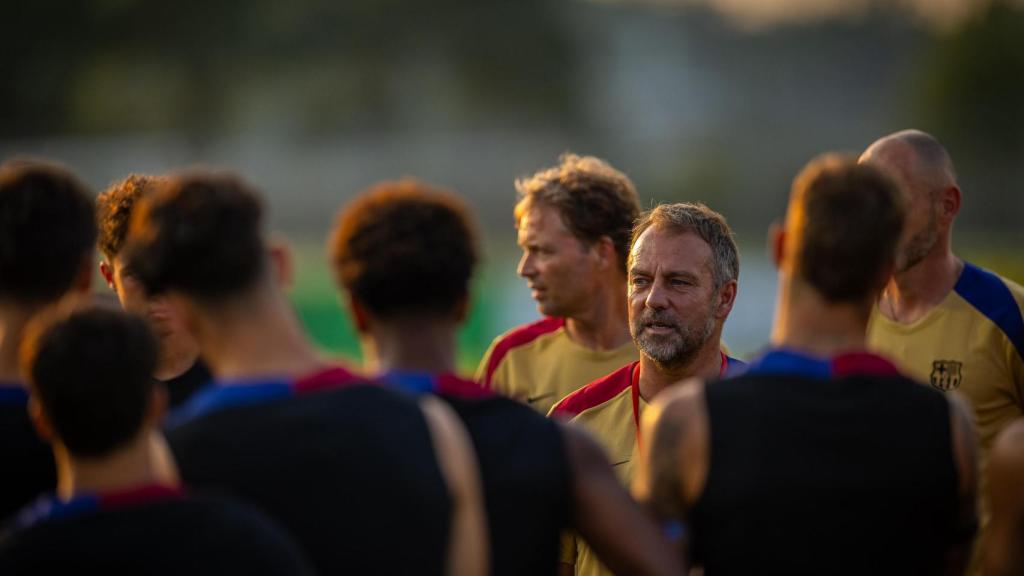 Hansi Flick dirige a los jugadores del Barça en un entrenamiento vespertino en Annapolis
