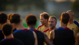 Hansi Flick dirige a los jugadores del Barça en un entrenamiento vespertino en Annapolis