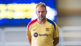 Hansi Flick, concentrado, en el entrenamiento del Barça antes del clásico de Nueva York