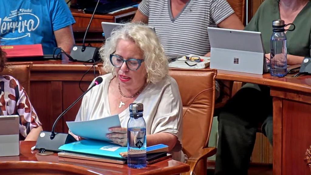 Mònica Gallardo, líder de Junts en Sitges (Barcelona), durante un pleno