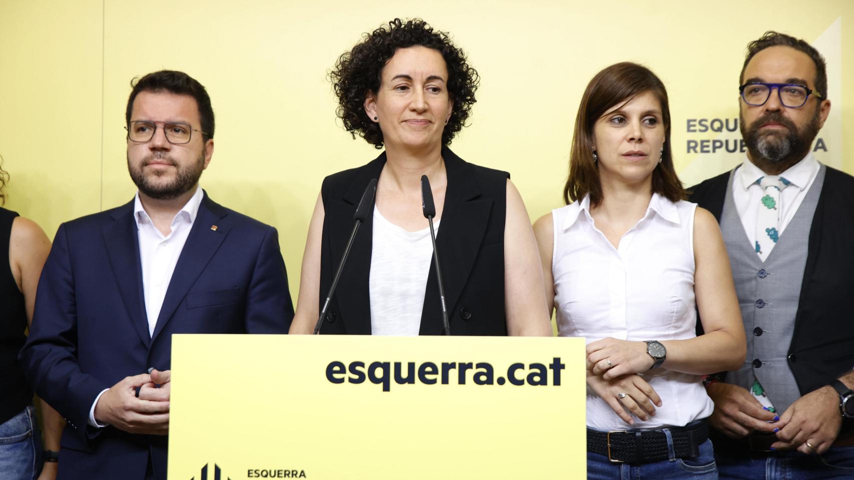 La secretaria general de ERC en funciones, Marta Rovira, junto al 'president', Pere Aragonès, y los secretarios generales adjuntos, Marta Vilalta y Juli Fernàndez