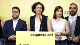 La secretaria general de ERC en funciones, Marta Rovira, junto al 'president', Pere Aragonès, y los secretarios generales adjuntos, Marta Vilalta y Juli Fernàndez