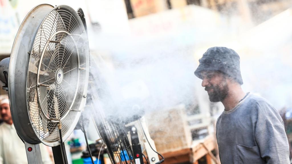 Hombre delante de un ventilador