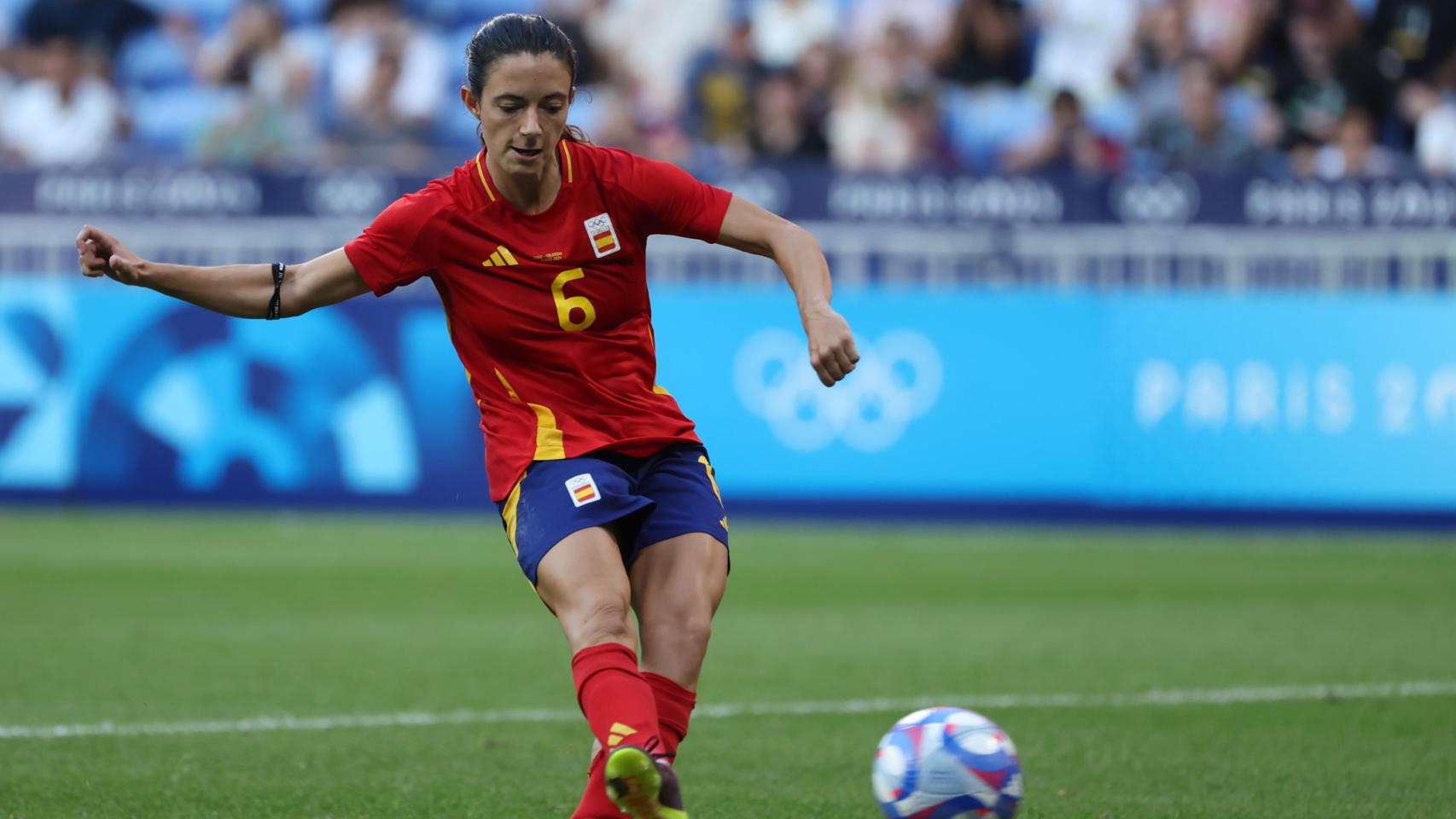 Aitana Bonmatí ejecuta el penalti decisivo contra Colombia en los Juegos Olímpicos