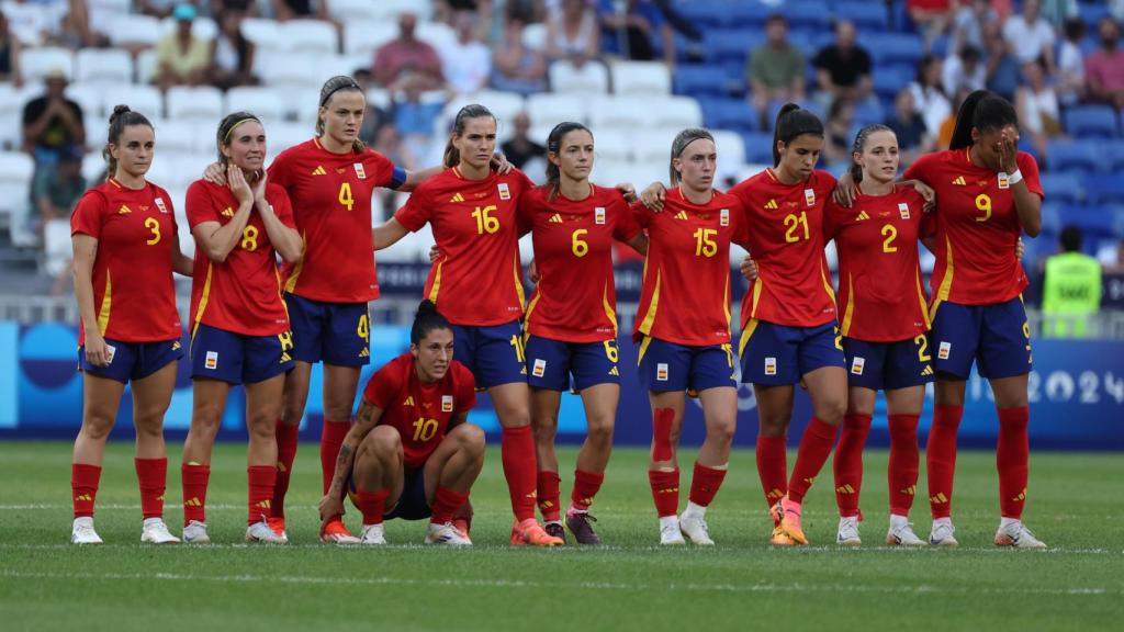 La selección española femenina durante la tanda de penaltis frente a Colombia