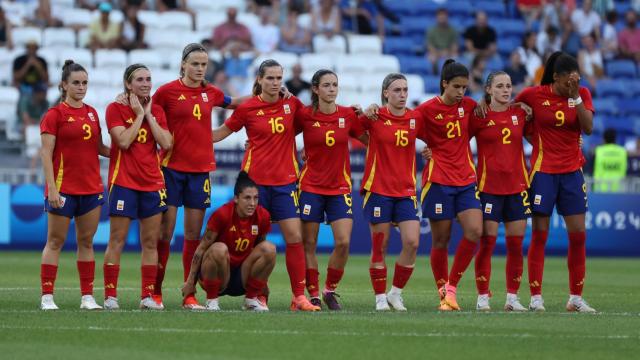 La selección española femenina durante la tanda de penaltis frente a Colombia