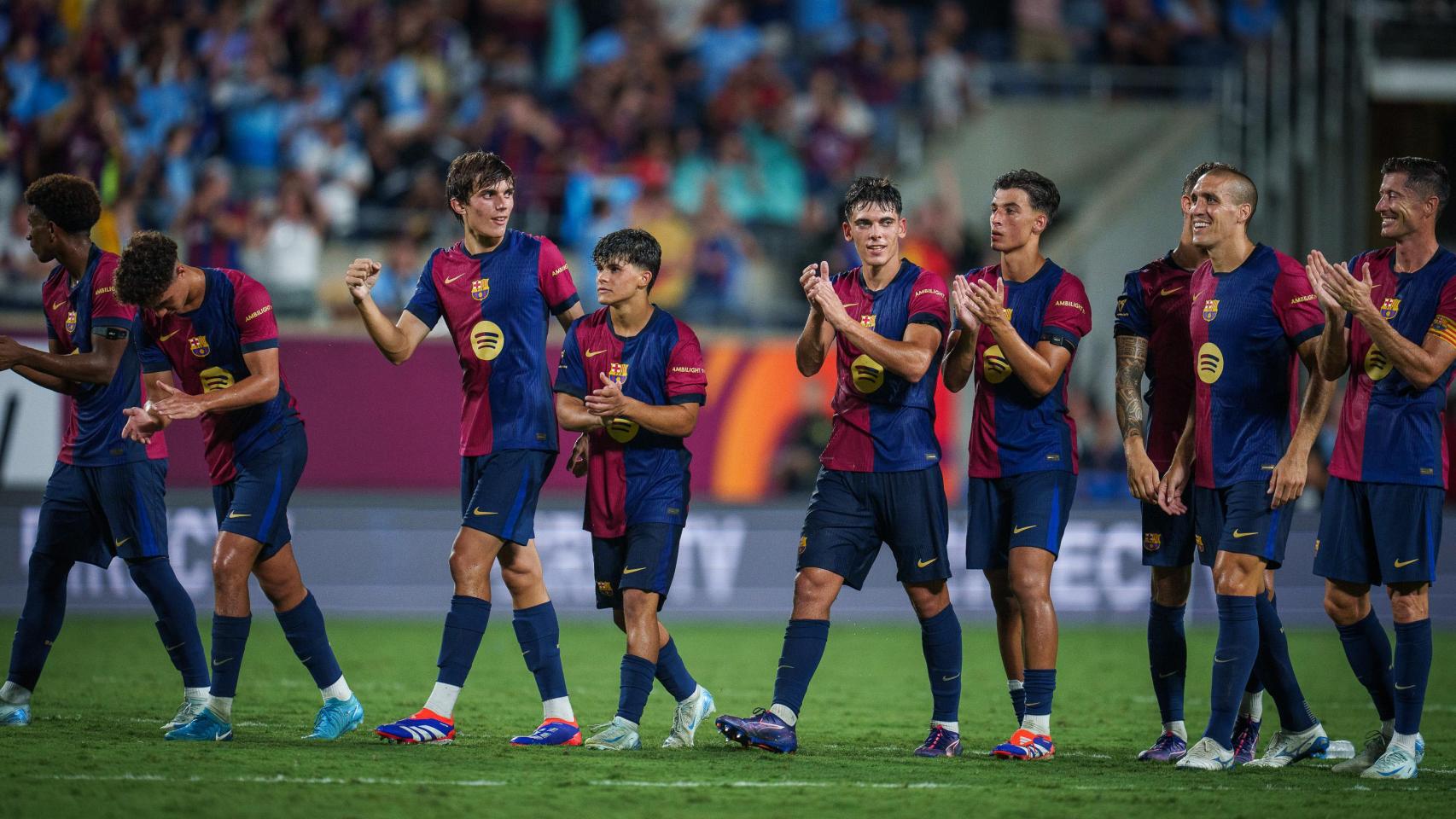 Los jugadores del Barça aplauden a los culés tras doblegar al Manchester City en los penaltis