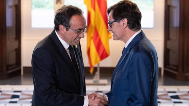 El primer secretario del PSC, Salvador Illa (d), durante su reunión con el presidente del Parlament, Josep Rull (i), en la segunda ronda de consultas para proponer un candidato a la Presidencia de la Generalitat, en el Parlament, a 19 de junio de 2024, en Barcelona