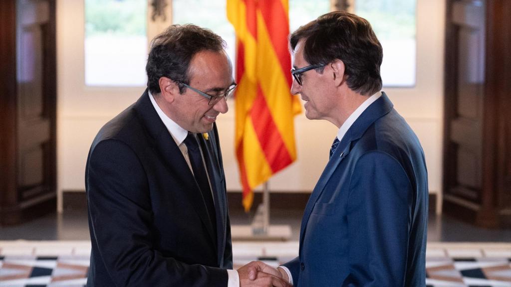 El primer secretario del PSC, Salvador Illa (d), durante su reunión con el presidente del Parlament, Josep Rull (i), en la segunda ronda de consultas para proponer un candidato a la Presidencia de la Generalitat, en el Parlament, a 19 de junio de 2024, en Barcelona