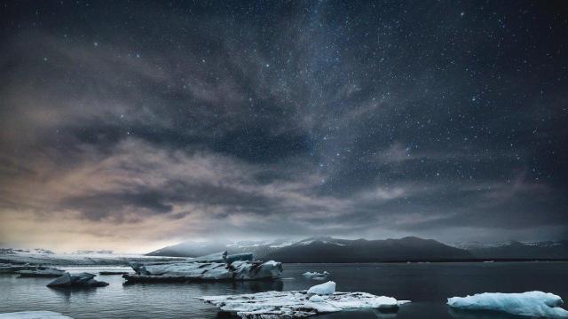 Un paisaje nocturno de un océano con placas de hielo