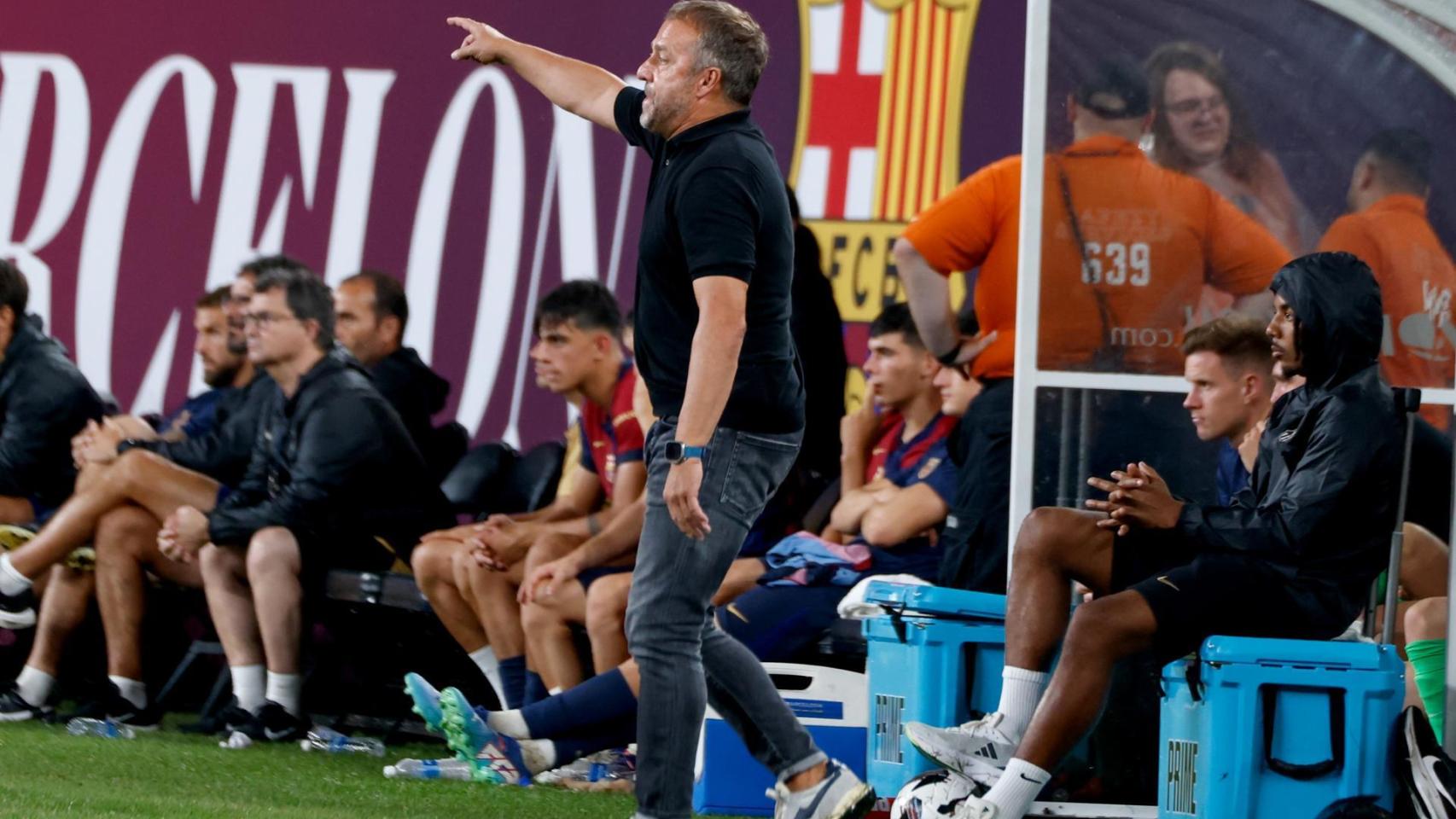 Hansi Flick da instrucciones a los jugadores del Barça ante el Real Madrid