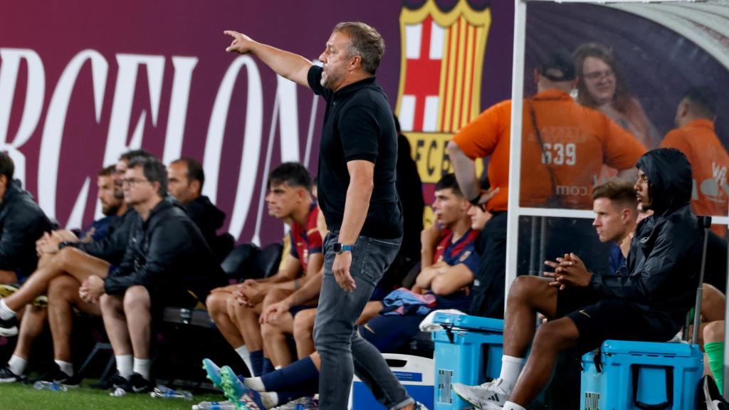 Hansi Flick da instrucciones a los jugadores del Barça ante el Real Madrid