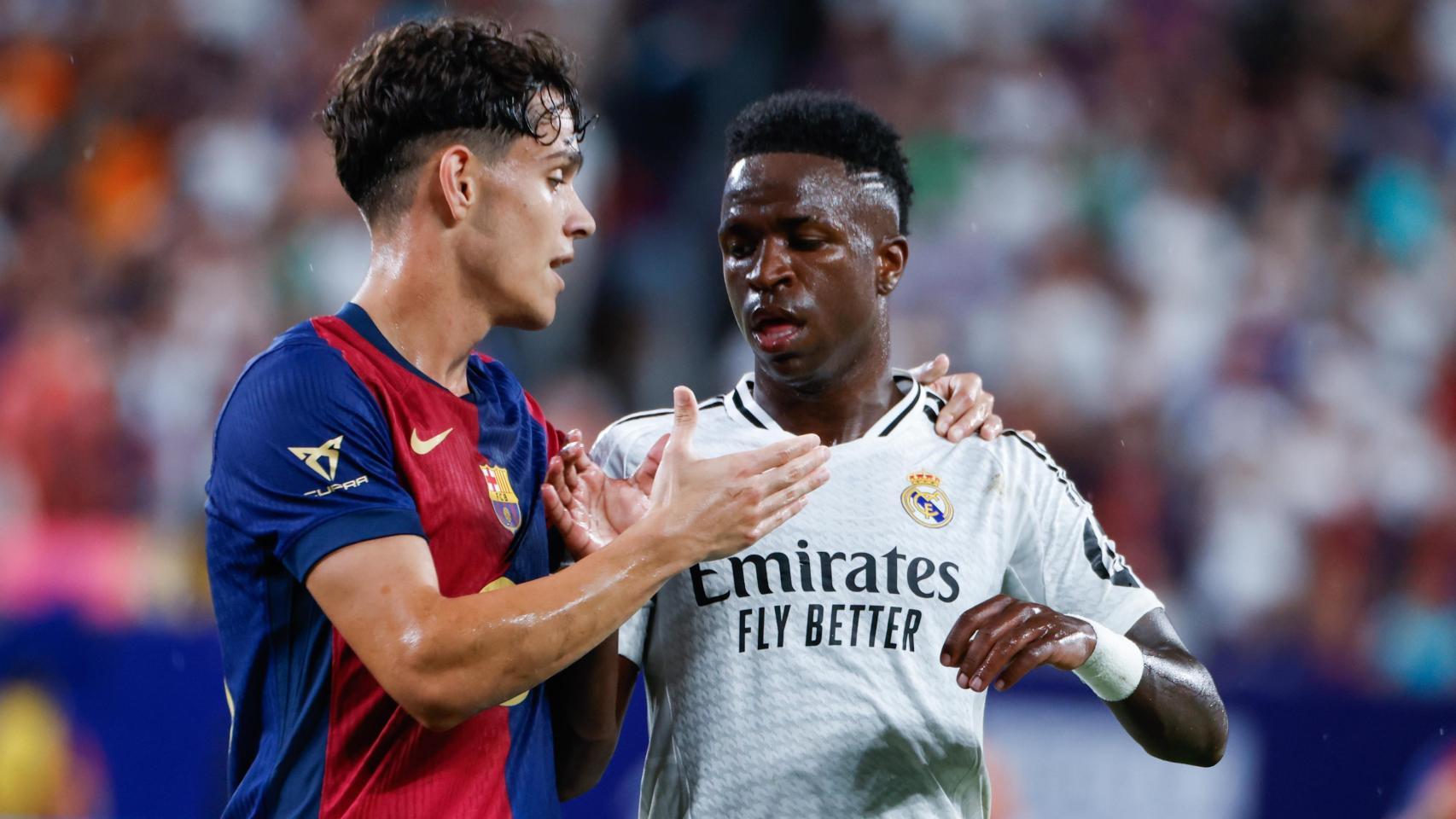 Héctor Fort y Vinicius Jr se saludan tras la victoria del Barça en el clásico de Estados Unidos