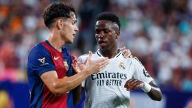 Héctor Fort y Vinicius Jr se saludan tras la victoria del Barça en el clásico de Estados Unidos