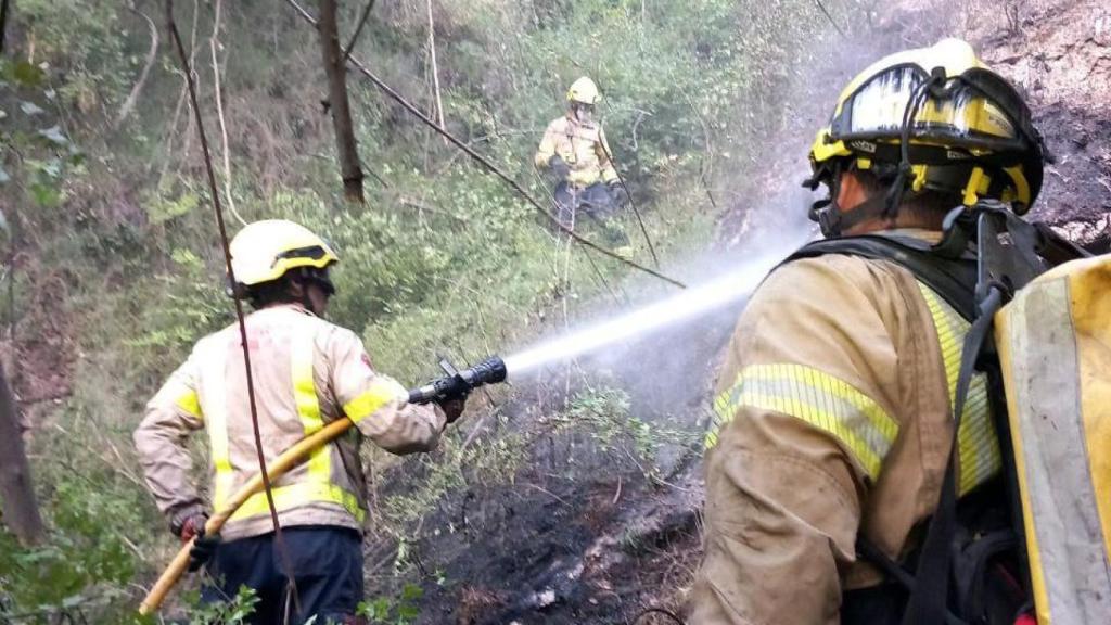 Bomberos apagan una zona del incendio de Sort (Lleida)