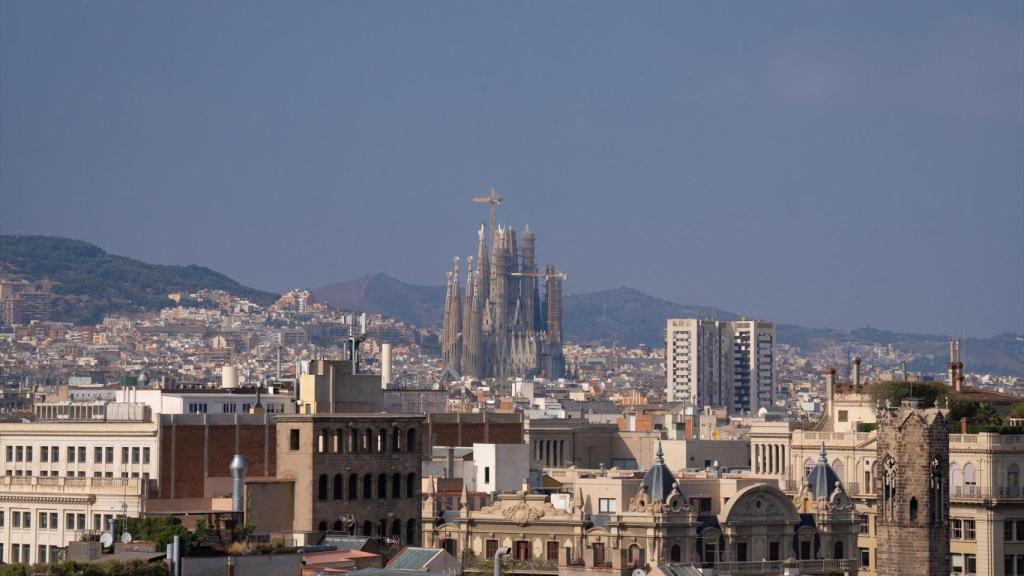 Vista panorámica de Barcelona, con La Basílica de la Sagrada Familia al fondo