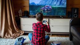 Niño jugando con videojuegos