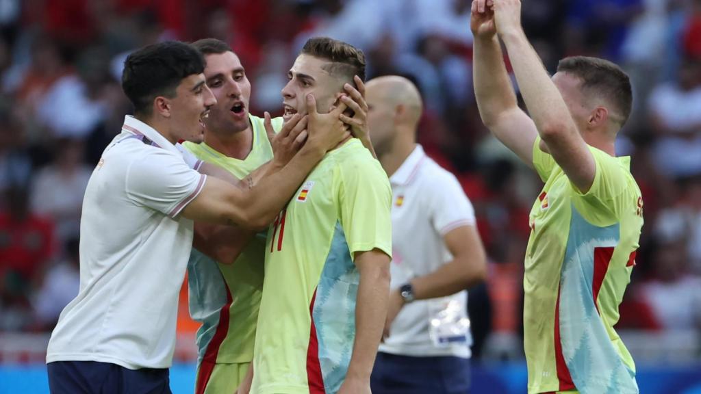 La selección española celebra la victoria frente a Marruecos en los Juegos Olímpicos