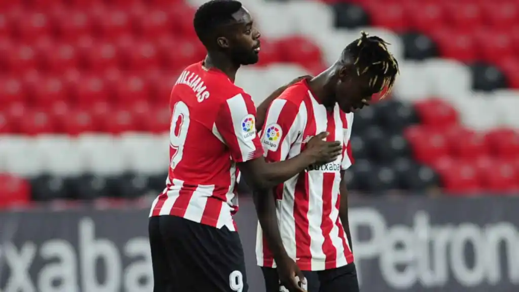 Iñaki Williams junto a su hermano Nico, en un partido con el Athletic Club