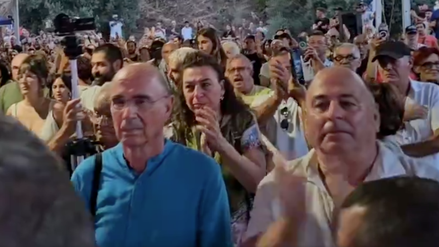 Lluís Llach, en un acto con encapuchados en Córcega