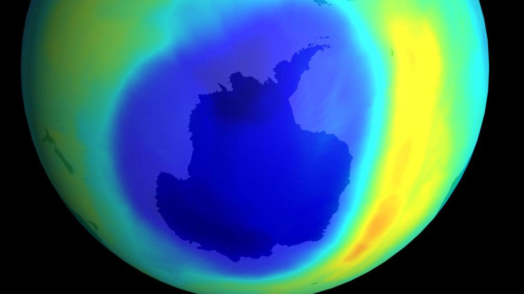 El agujero de la capa de ozono terrestre, en el Polo Sur, marcado de color azul en la imagen