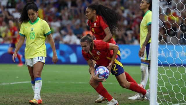 Patri Guijarro recoge el balón tras un gol de España ante Brasil en los Juegos Olímpicos