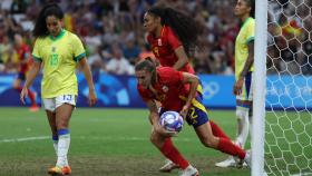 Patri Guijarro recoge el balón tras un gol de España ante Brasil en los Juegos Olímpicos