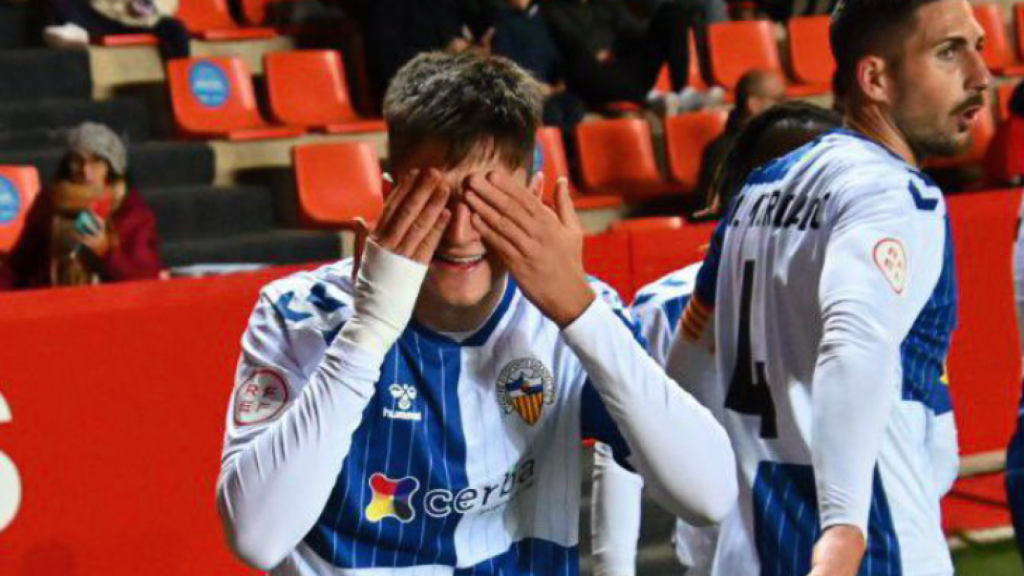 Pau Víctor celebra un gol con el CE Sabadell