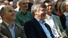 El secretario general de Junts, Jordi Turull, y el expresidente de la Generalitat, Carles Puigdemont, en un acto de Junts