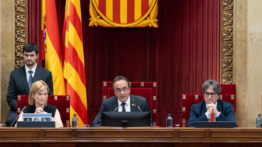 (I-D) La vicepresidenta primera de la Mesa, Raquel Sans; el presidente del Parlament, Josep Rull; el vicepresidente segundo de la Mesa, David Pérez; durante el pleno del Parlament para comunicar la imposibilidad de proponer un candidato a la Presidencia de la Generalitat, en el Parlament, a 26 de junio de 2024