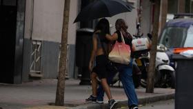 Dos mujeres caminan bajo la lluvia