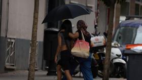 Dos mujeres caminan bajo la lluvia