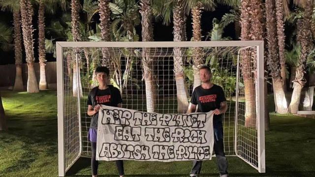 Activistas de Futuro Vegetal, en el campo de fútbol de la mansión de Messi, en Ibiza