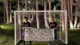 Activistas de Futuro Vegetal, en el campo de fútbol de la mansión de Messi, en Ibiza