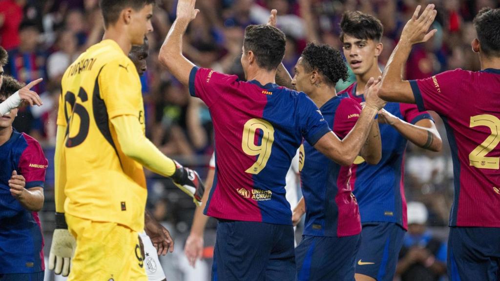 Los jugadores del Barça celebran un gol de Lewandowski ante el Milan