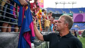 Hansi Flick firma una camiseta en la gira de pretemporada en Estados Unidos