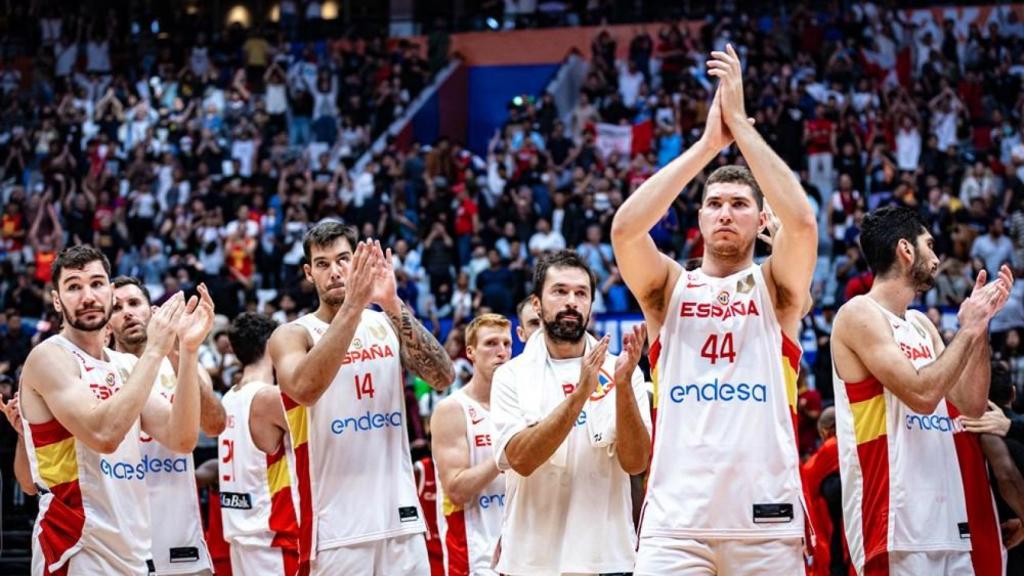 Jugadores de la selección española de basket en un partido contra Canadá