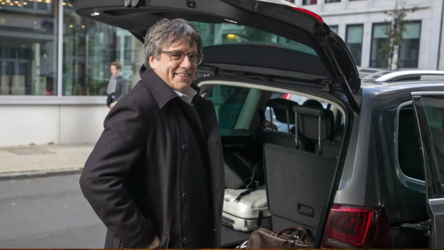 El prófugo Carles Puigdemont, ante el maletero de un coche en Bruselas (Bélgica)