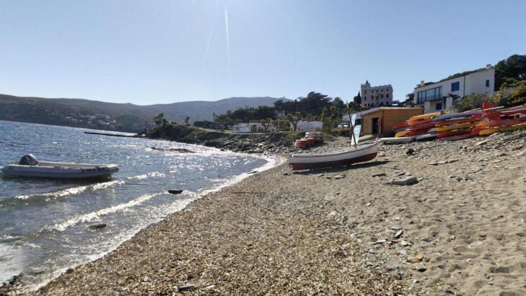 Así es la playa de Ses Oliveres, en Cadaquès