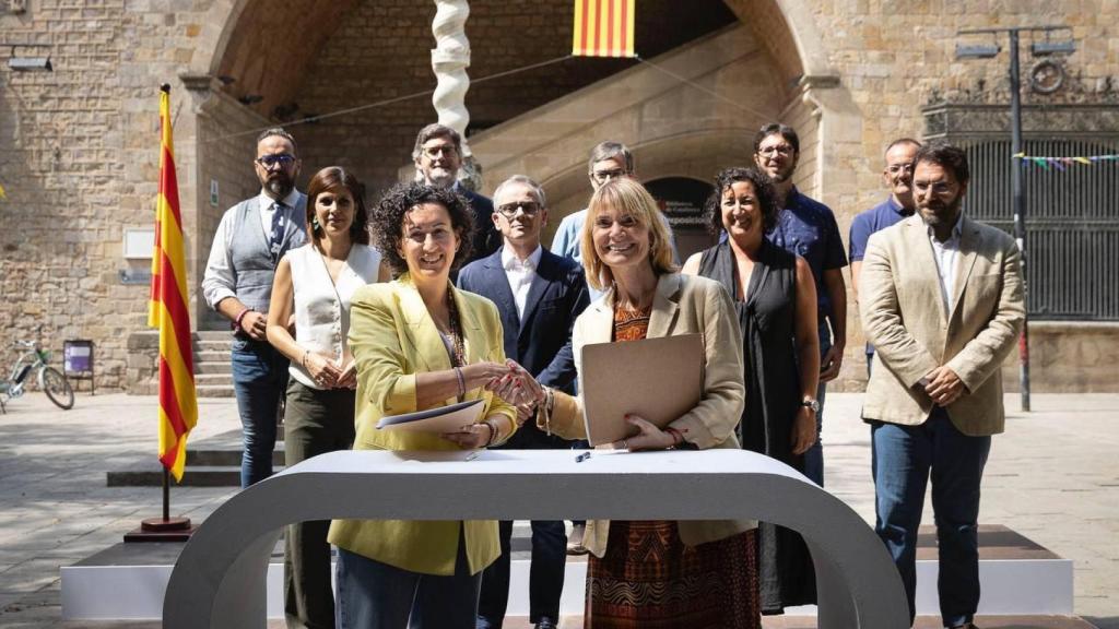 Firma del acuerdo de investidura entre ERC y PSC, con Marta Rovira y Lluïsa Moret, y cargos de ambos partidos