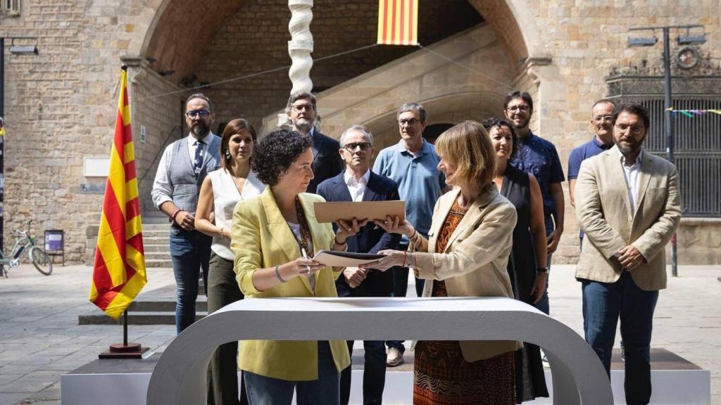 Firma del acuerdo de investidura de Salvador Illa a cargo de Marta Rovira (ERC) y Lluïsa Moret (PSC)