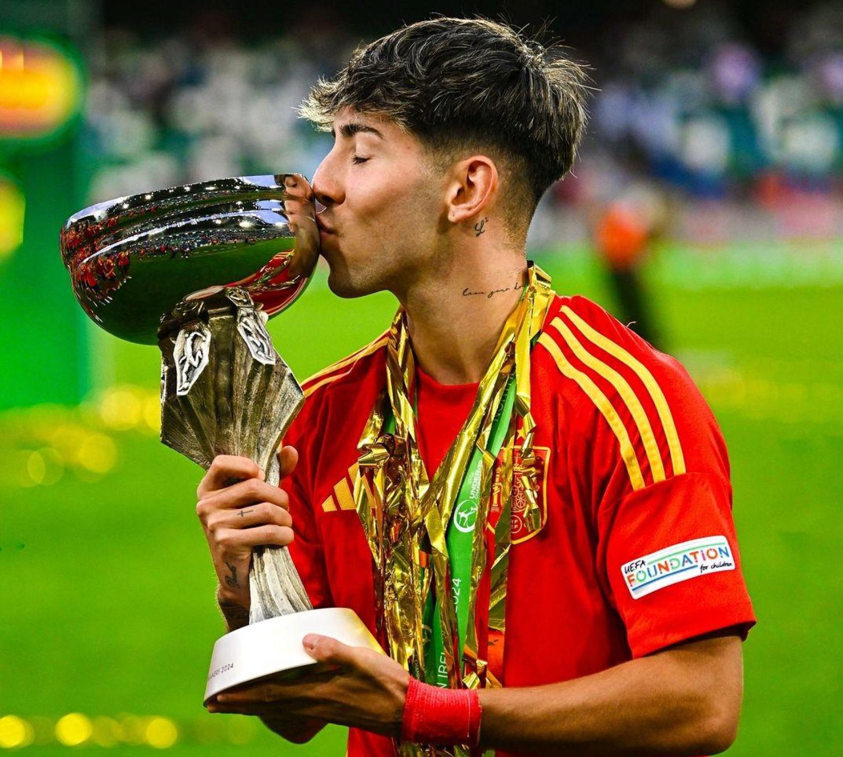 Dani Rodríguez besa el trofeo de campeón de Europa sub-19 con España