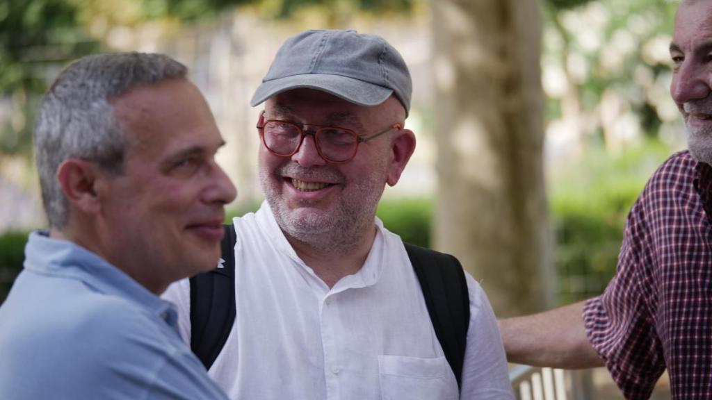 El abogado de Carles Puigdemont, Gonzalo Boye (con gorra), junto al jefe de Oficina del 'expresident', Josep Lluís Alay